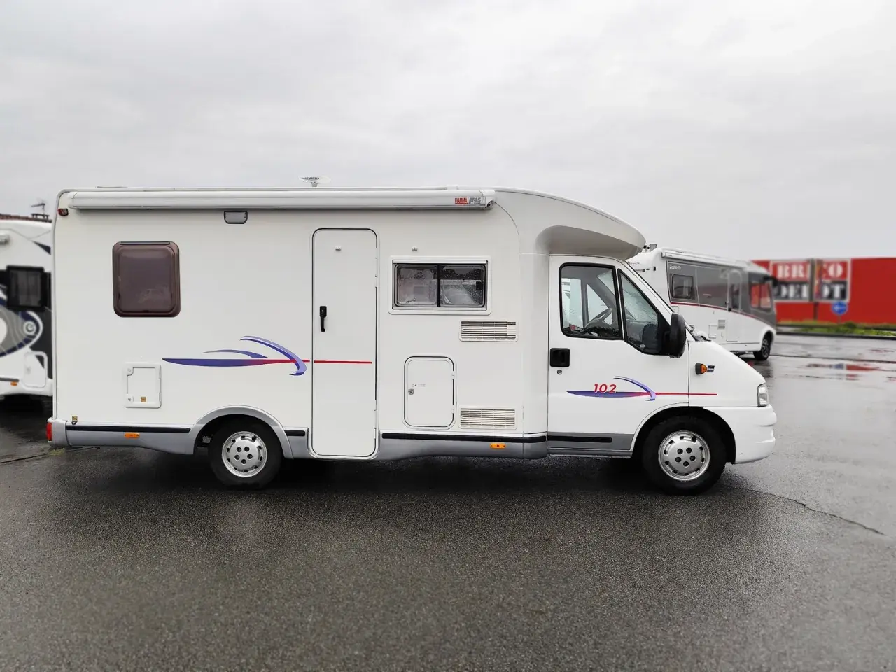 Camping-car Challenger 102, prêt pour l'aventure. Les avis sont bons pour ce modèle.
