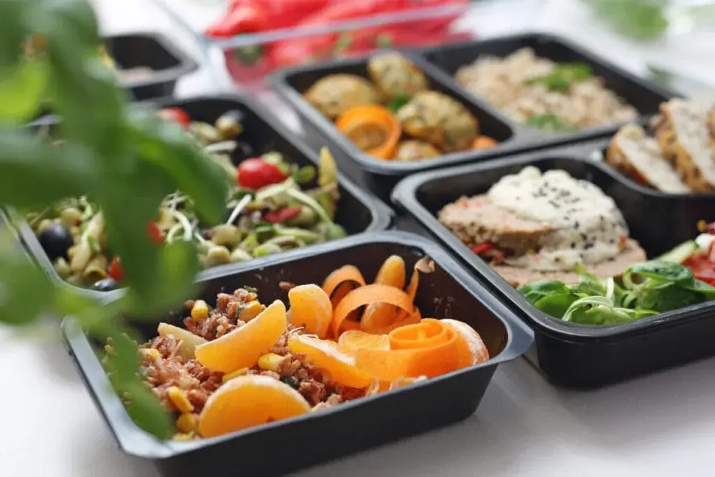 Catering dietetyczny: Co to jest? Zalety, wady i jak wybrać dietę pudełkową