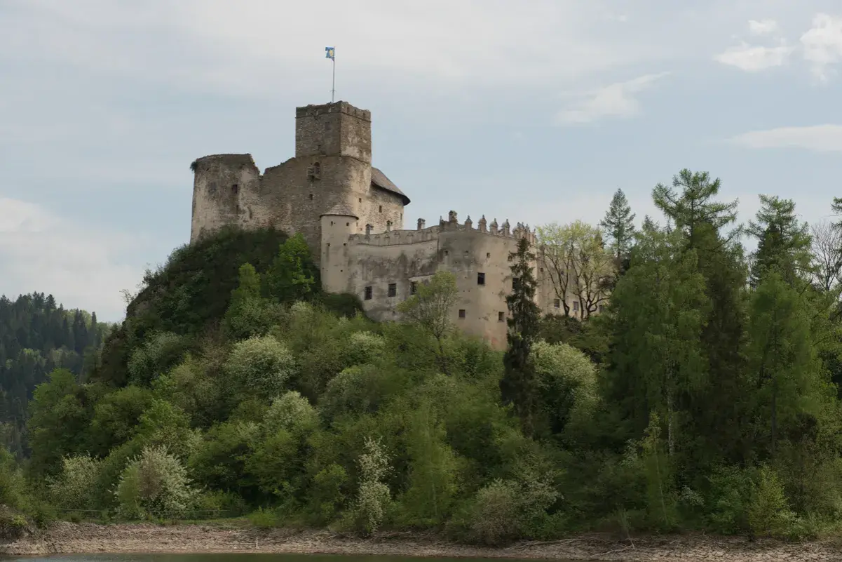 Zamek w Czorsztynie, malowniczo położony na wzgórzu, to jedna z głównych atrakcji regionu. Otoczony zielenią, z widokiem na jezioro, zaprasza do odkrywania historii.