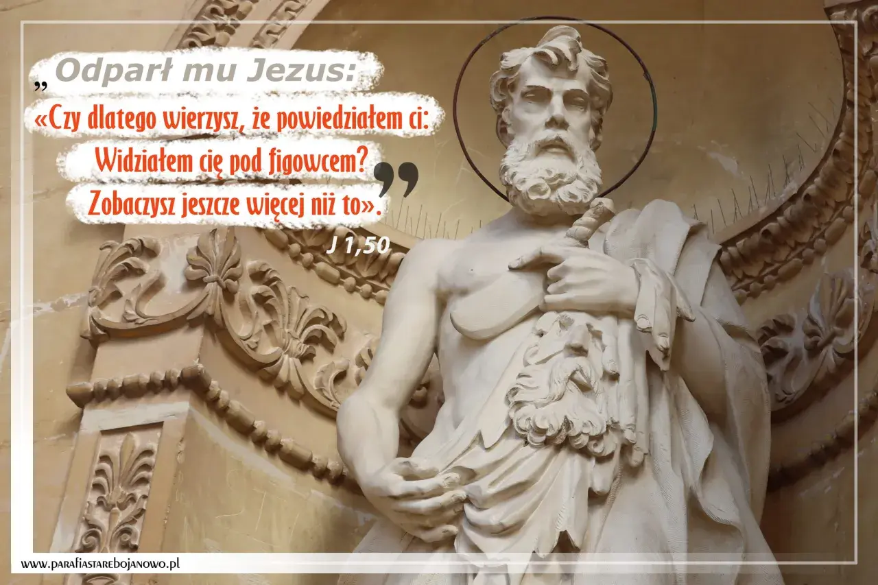Kamienna rzeźba św. Bartosza z brodą i mieczem, obok cytat z Ewangelii wg św. Jana.