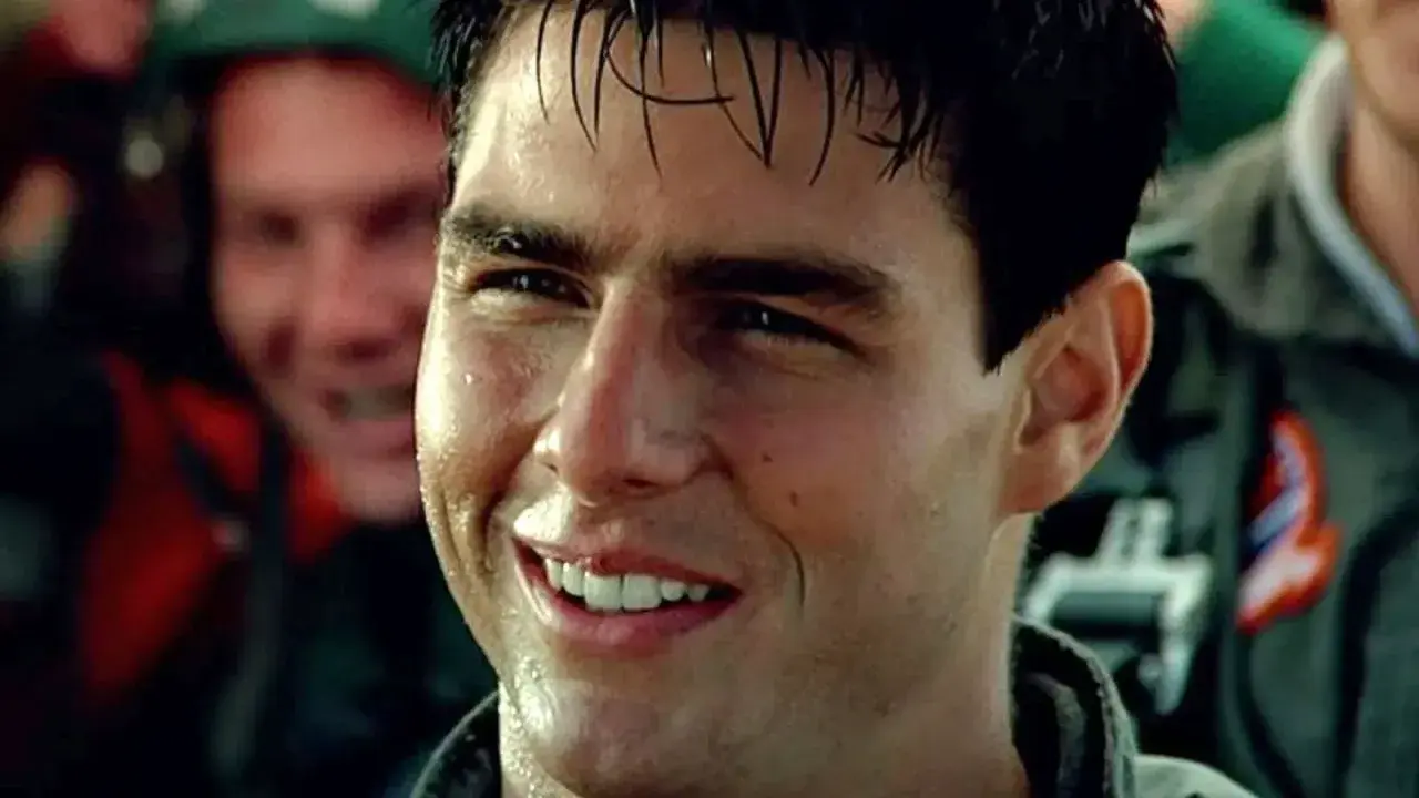 Tom Cruise ung, svettig och leende i sin pilotuniform.