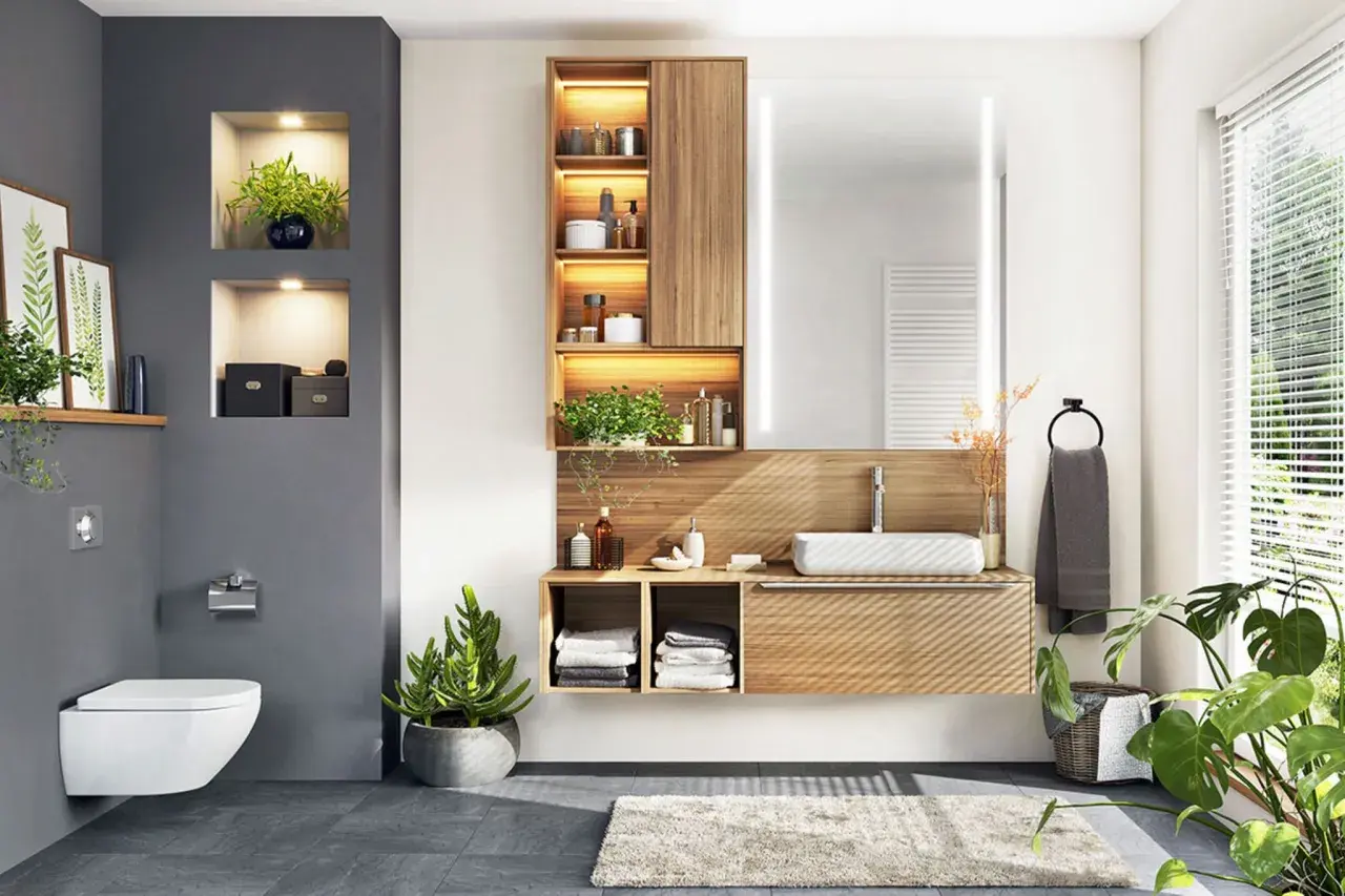 Modernes Badezimmer mit Hänge-WC, Waschtisch und vielen grünen badezimmer pflanzen, die für Frische sorgen.