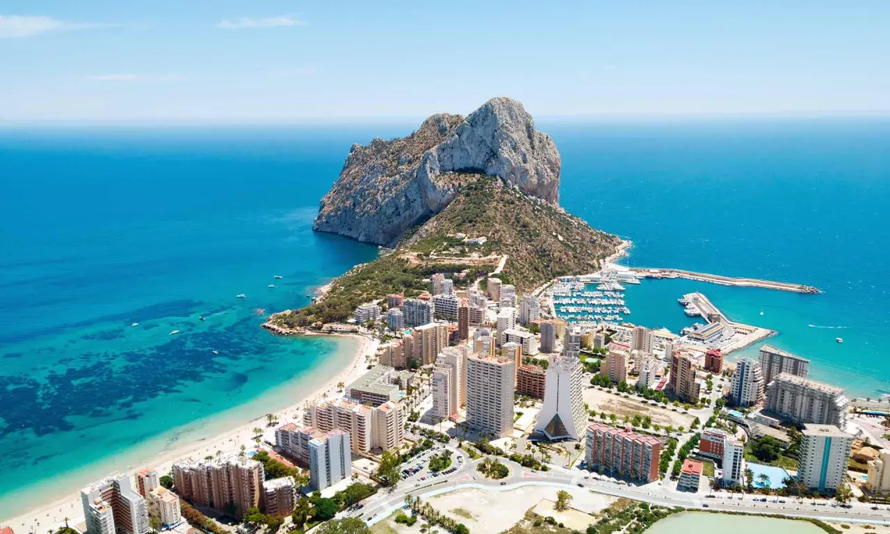 Costa Blanca con el Peñón de Ifach. Busca ofertas de hoteles de última hora para disfrutar de este paraíso.