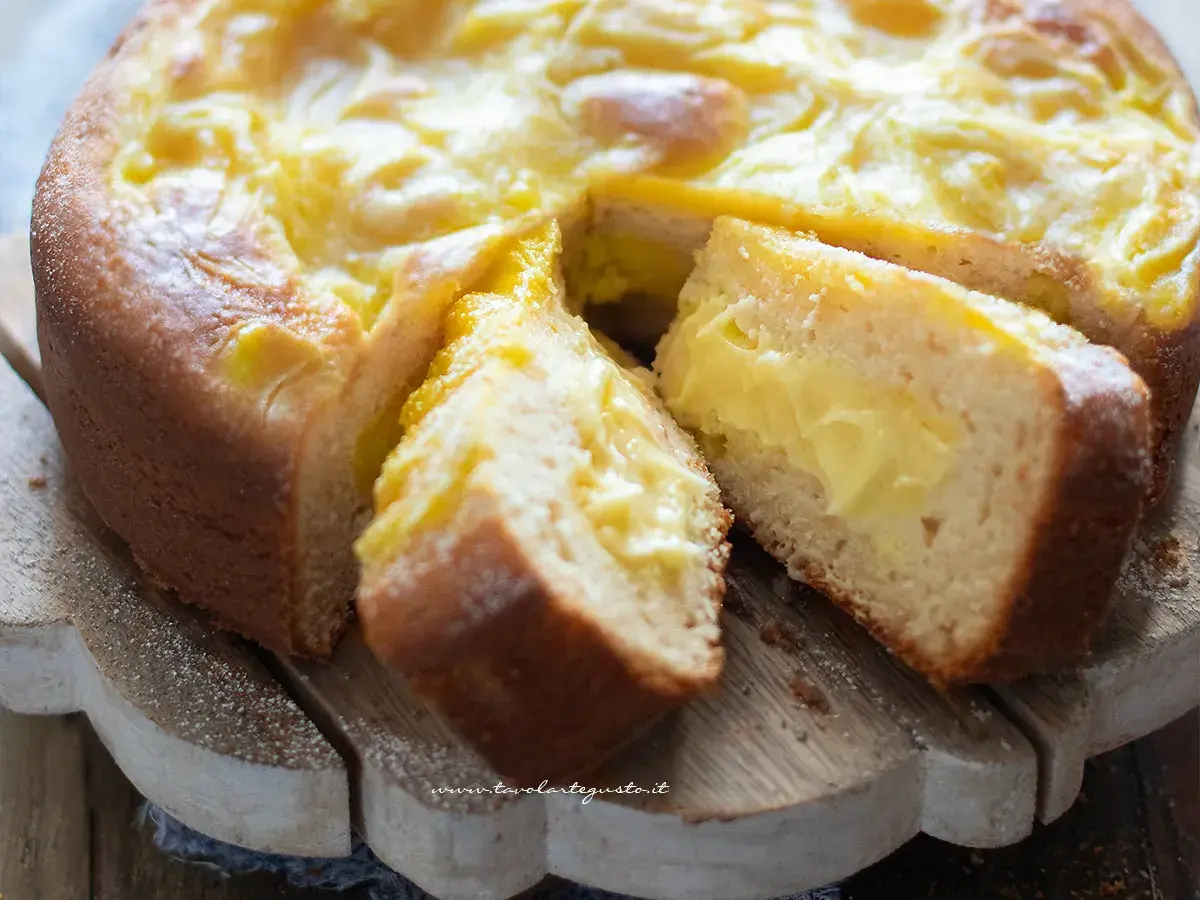 Torta quark soffice e golosa, con un ripieno cremoso alla vaniglia. Perfetta per la colazione o la merenda.