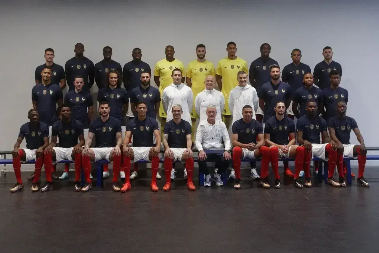 Drużyna piłkarska Francji pozuje do zdjęcia. To oficjalne powołania do kadry, gotowi na kolejne wyzwania.