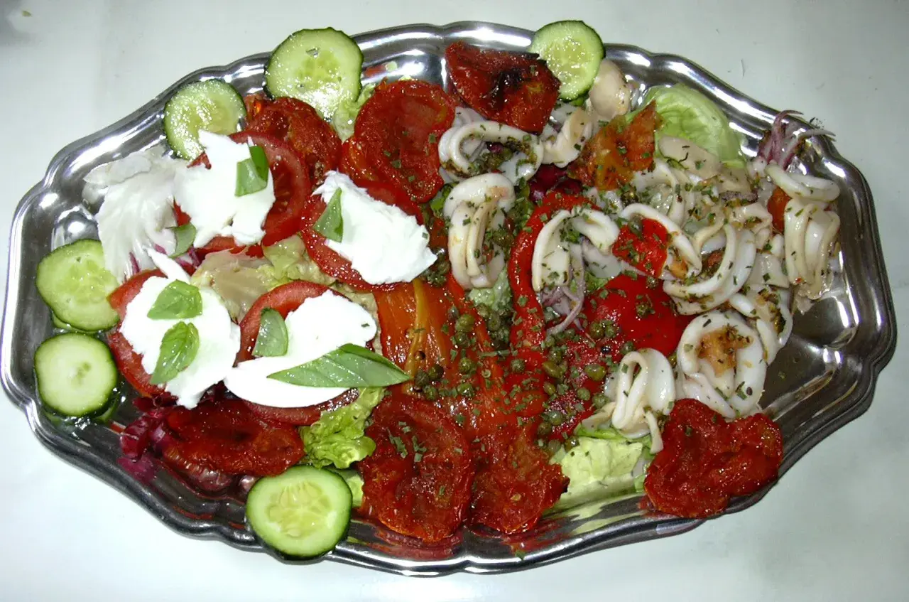 En härlig anti pasti-tallrik med bläckfiskringar, mozzarella, tomater och gurka.