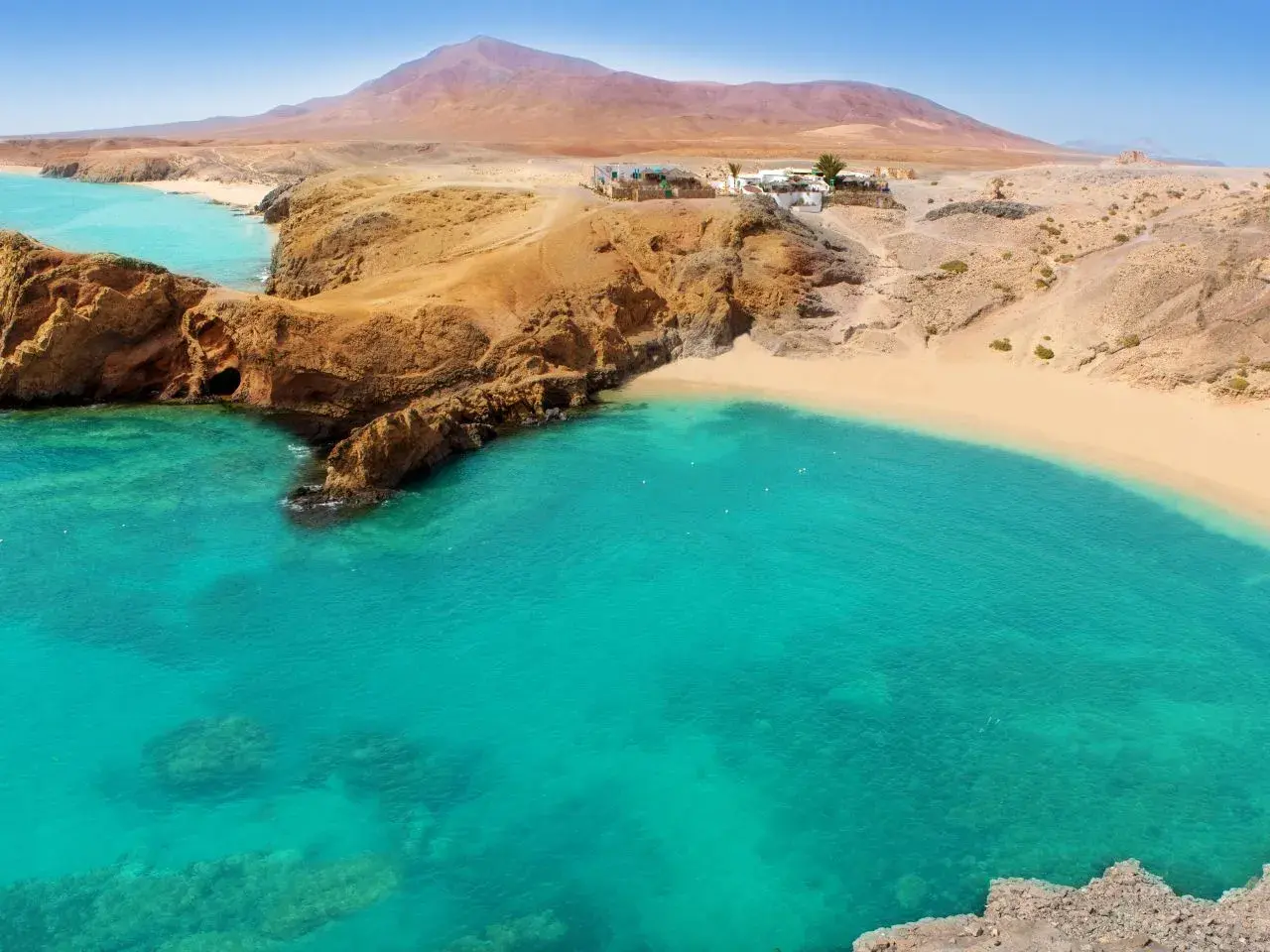 Aguas turquesas y arena dorada en Lanzarote. ¡Aprovecha nuestras ofertas de viajes a Lanzarote todo incluido 2x1!