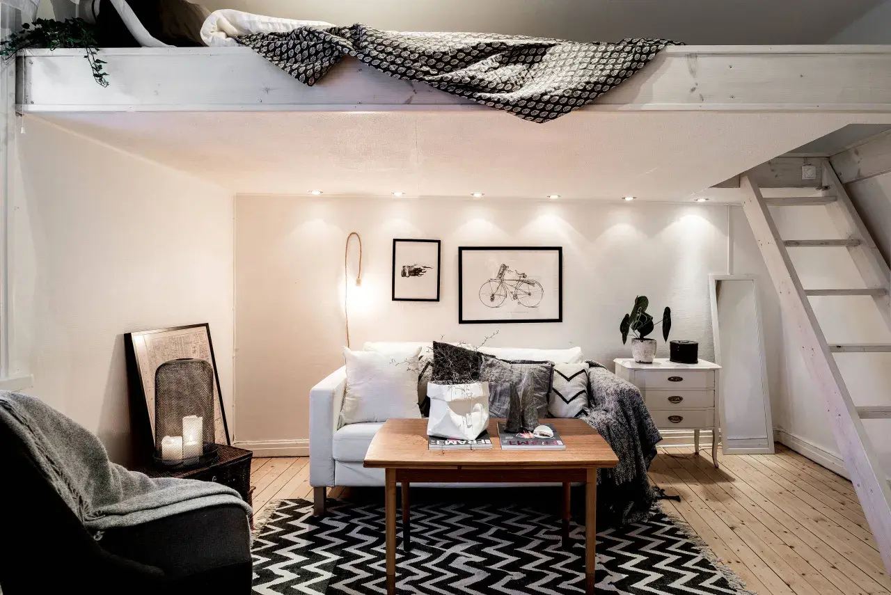 Gemütliche zimmer inspo: Loftbett, Sofa, Holztisch und Deko. Perfekt für kleine Räume.