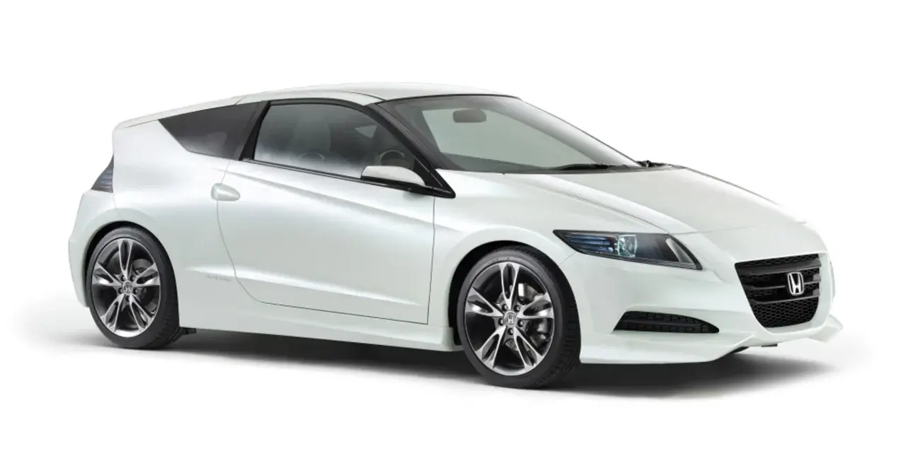 Biały sportowy Honda CRZ z przyciemnianymi szybami i felgami.