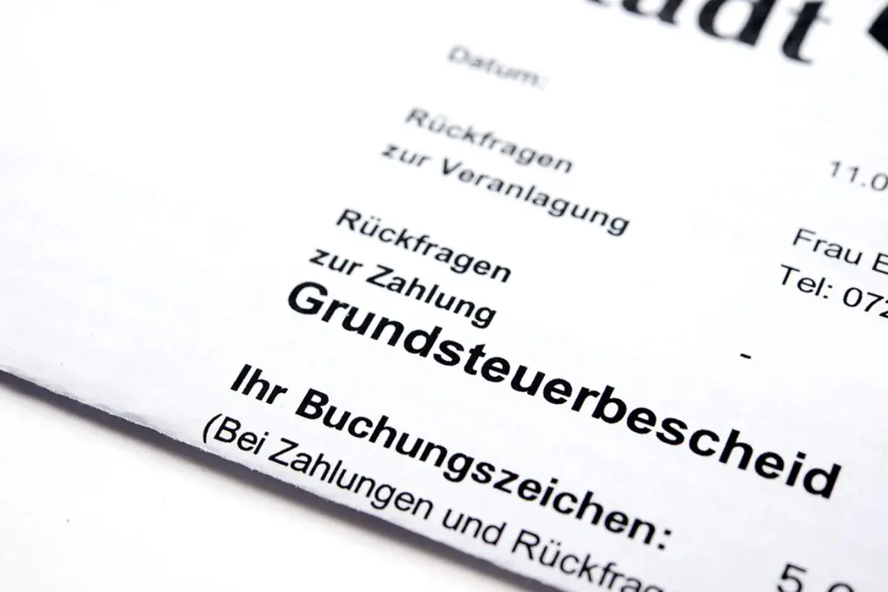 Grundsteuerbescheid für Hamburg. Das Dokument enthält Informationen zur Zahlung und Rückfragen.