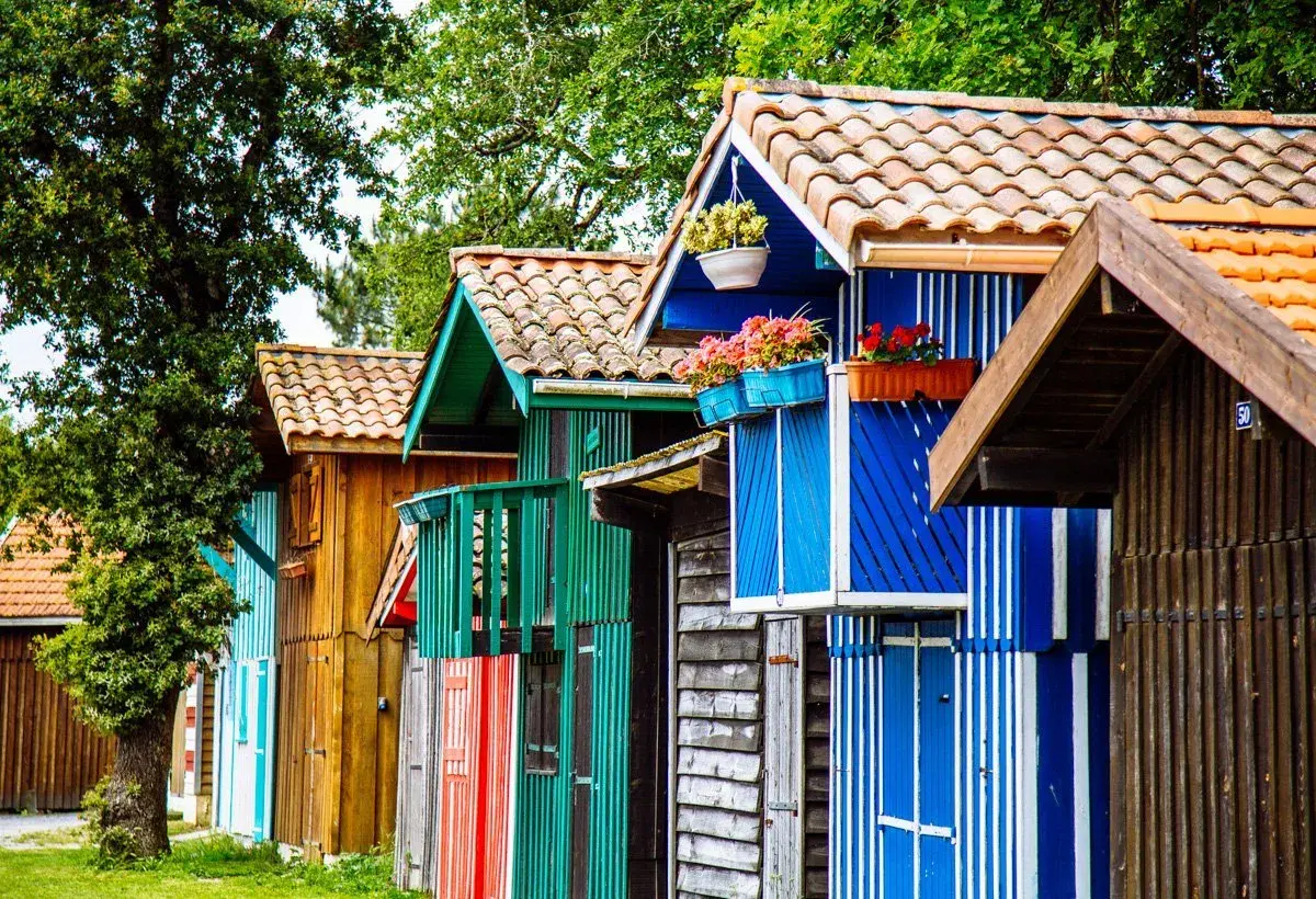 Cabanes colorées au Cap Ferret, un décor pittoresque pour savoir que faire au Cap Ferret.