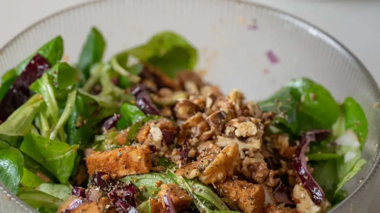 Leckerer Feldsalat mit gebratenem Tofu, Walnüssen und roten Zwiebeln. Ein einfaches Feldsalat Rezept für jeden Tag.