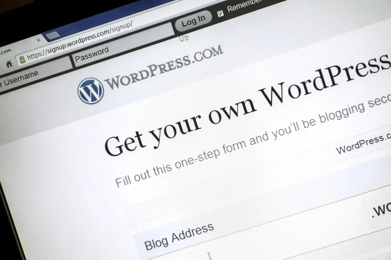 Strona rejestracji WordPress.com. Zastanawiasz się, wordpress co to? To platforma do tworzenia stron i blogów.