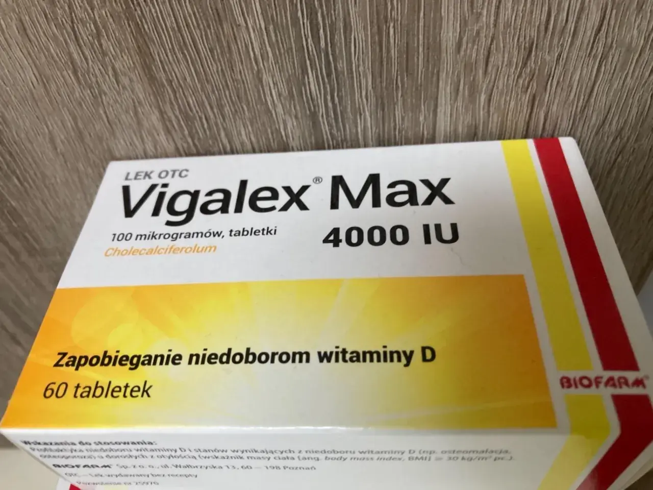 Opakowanie leku Vigalex Max 4000 IU, zapobiegającego niedoborom witaminy D. Zawiera 60 tabletek.