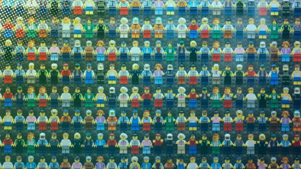 Eine Wand voller Lego-Figuren, ein Paradies für jeden Lego Insider.
