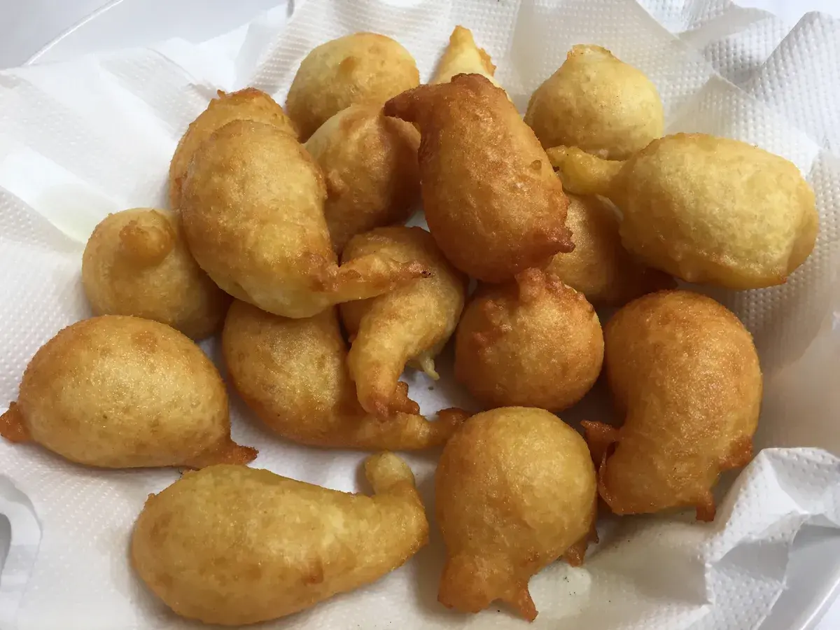 Un mucchio di pittule leverano dorate e fritte, pronte per essere gustate.