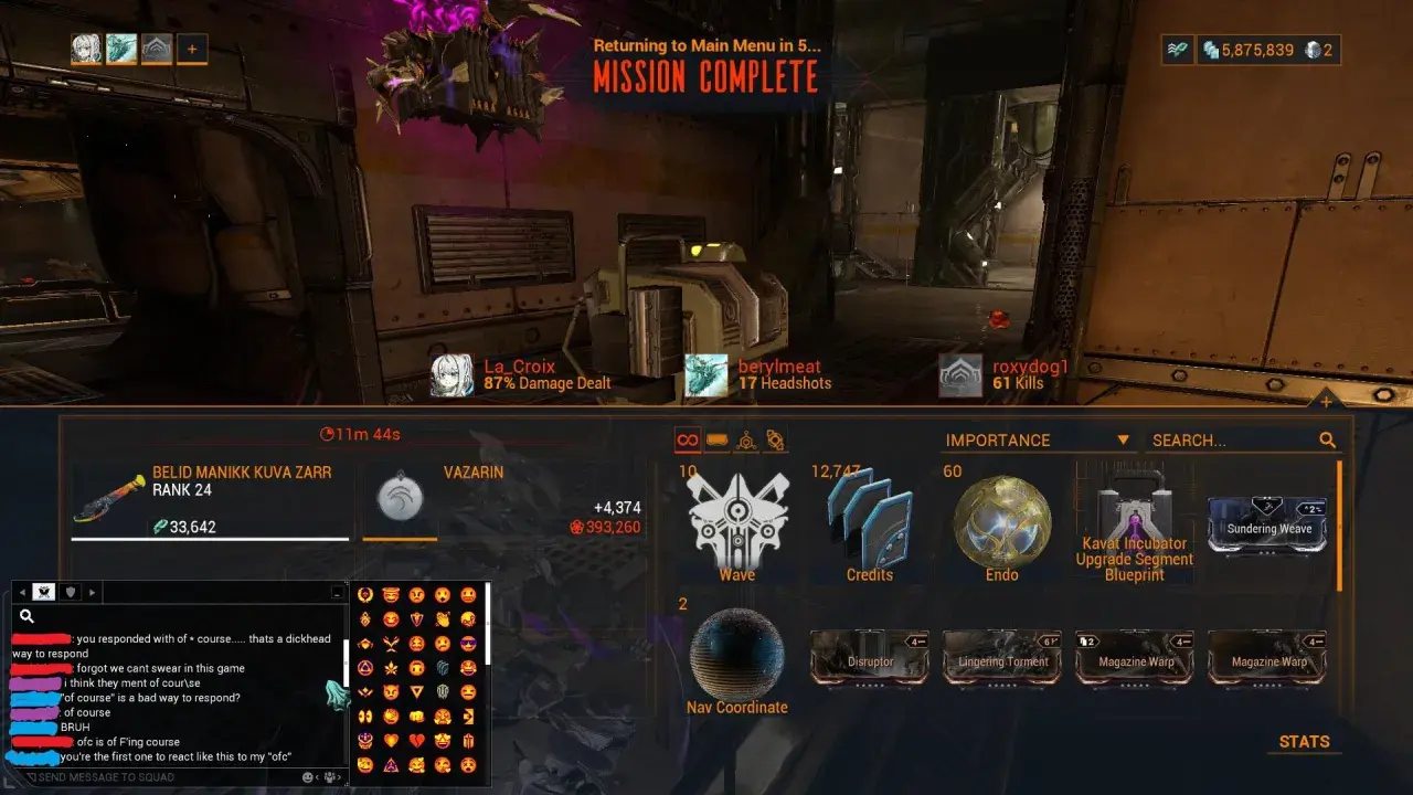 Pantalla de misión completada en Warframe. Un jugador discute el uso de "of course" en el chat.