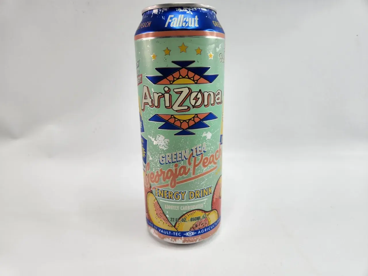 Puszka Arizona Green Tea Georgia Peach. Czy napój Arizona to energetyk? Tak, jest to lekko gazowany napój energetyczny.