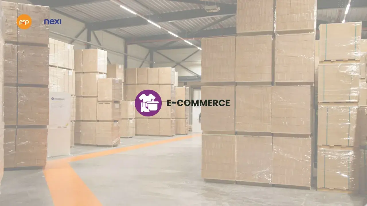 Magazyn pełen paczek, gotowych do wysyłki. Optymalizacja kosztów magazynowania w e-commerce to klucz do sukcesu.