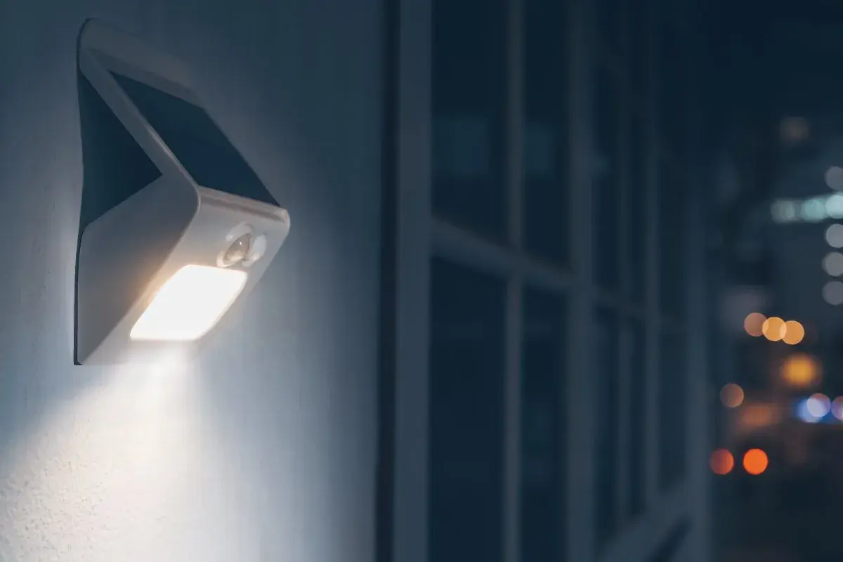 Luz solar con sensor de movimiento se activa al detectar presencia, iluminando la noche.