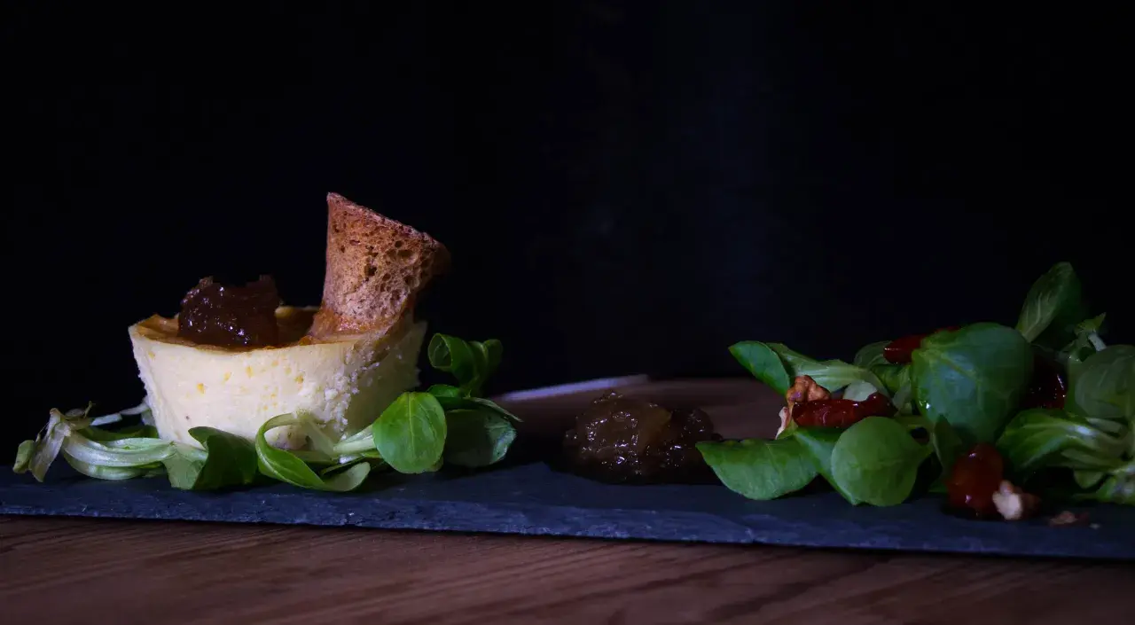 Delicato tortino di pecorino con confettura di fichi, crostino e insalatina fresca.