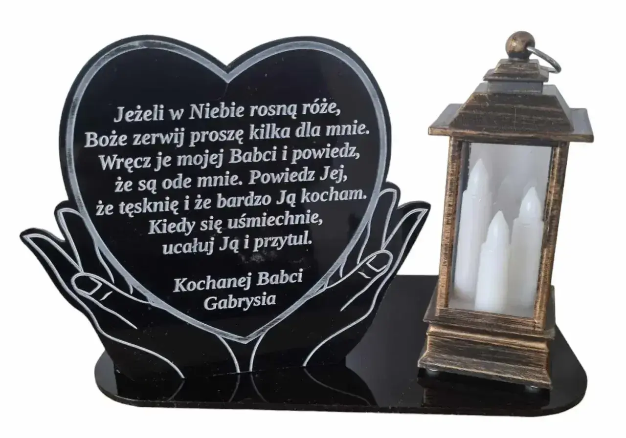 Serce z napisem "Kochanej Babci Gabrysia" i cytatem, obok lampion z białymi świecami. Wzruszające cytaty dla zmarłego dziadka i babci.