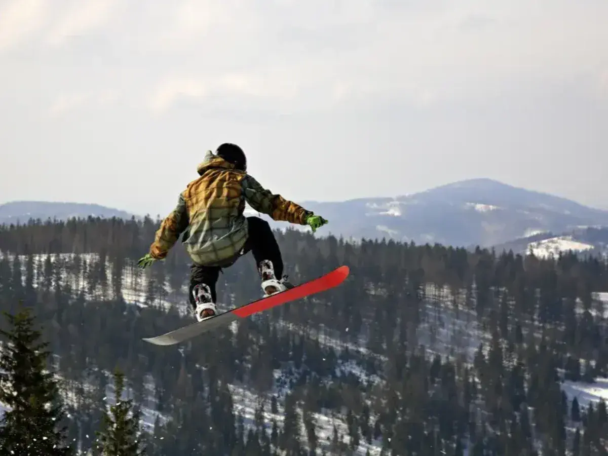 Ile kosztuje nauka jazdy na snowboardzie? Sprawdź ceny i ukryte wydatki