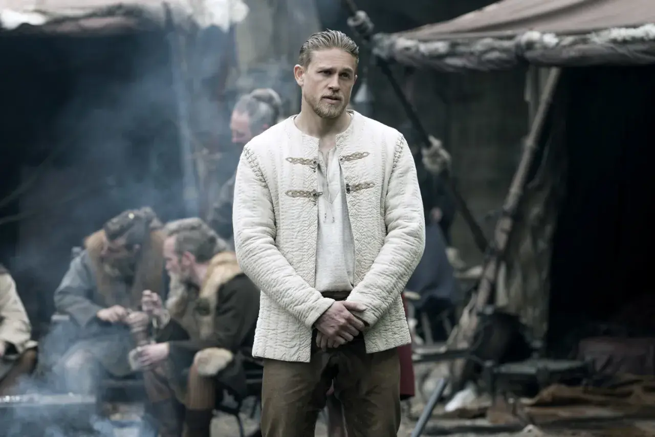 Charlie Hunnam jako Artur w filmie "Król Artur: Legenda miecza". Obsada filmu w historycznych strojach.