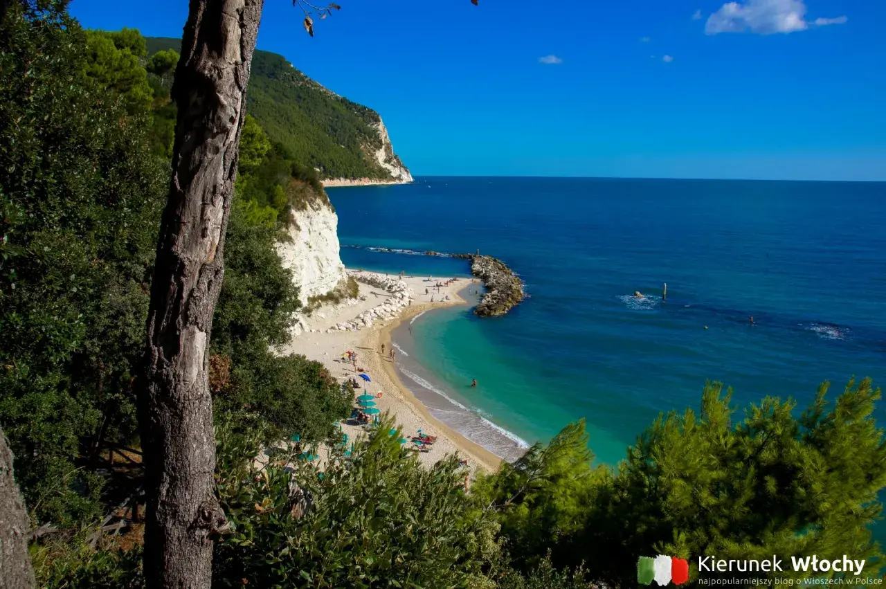 Malownicza plaża nad Adriatykiem, z białymi klifami i turkusową wodą.