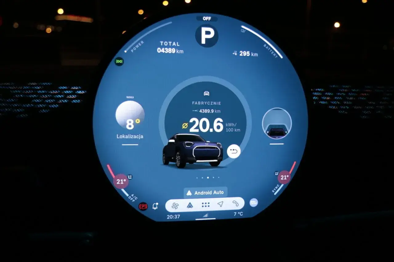Cyfrowy kokpit samochodu elektrycznego. Widoczny jest model Mini, zasięg 295 km, zużycie 20.6 kWh/100 km. To jest właśnie ac mini co to za auto.