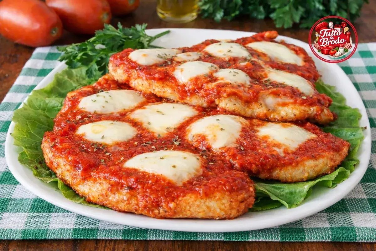 Fettine alla pizzaiola con mozzarella filante, un classico piatto italiano che conquista al primo assaggio.