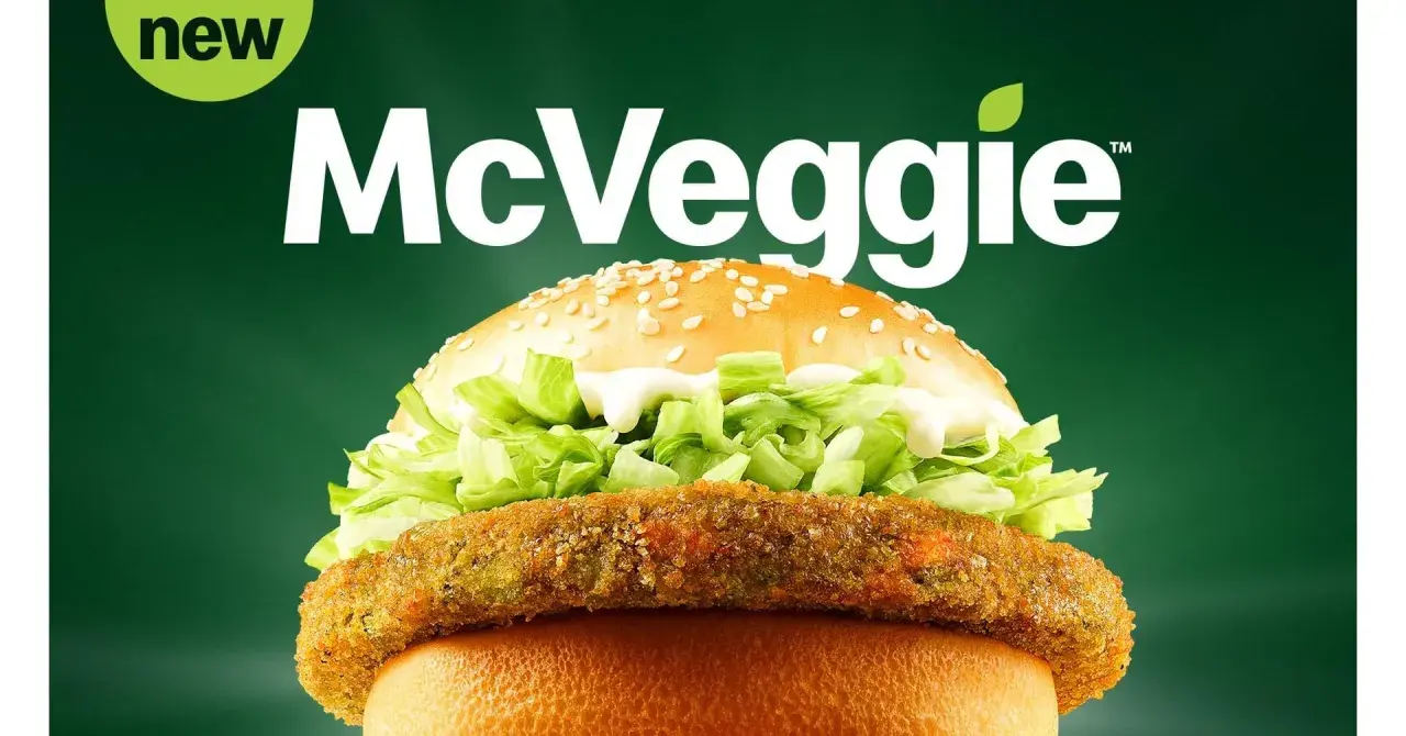 Nowy McVeggie, wege burger McDonald's, z chrupiącym kotletem warzywnym i świeżą sałatą.