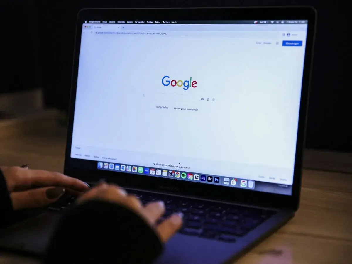 Osoba wpisuje w wyszukiwarkę Google frazę "jak zablokować ai w google", szukając informacji o ograniczeniu sztucznej inteligencji.