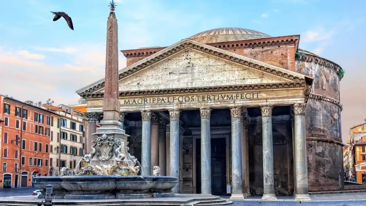 Panteon w Rzymie, co to za budowla? Majestatyczna fasada z kolumnami, obelisk i fontanna.