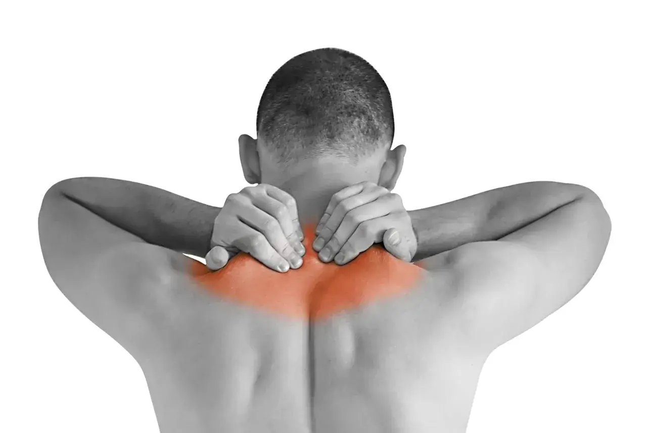 Hombre con dolor en el cuello y hombros, resaltado en rojo, sugiriendo un **pinzamiento nervio trapecio**.