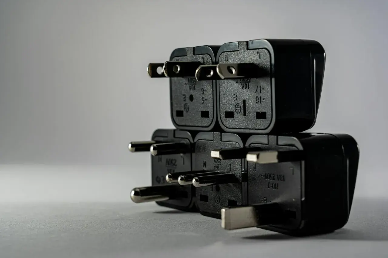 Stos wtyczek elektrycznych, symbolizujący brak jednej fazy w domu.