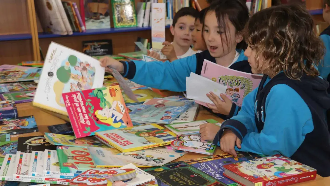 Niños exploran libros, una forma divertida de mejorar la comprensión lectora.