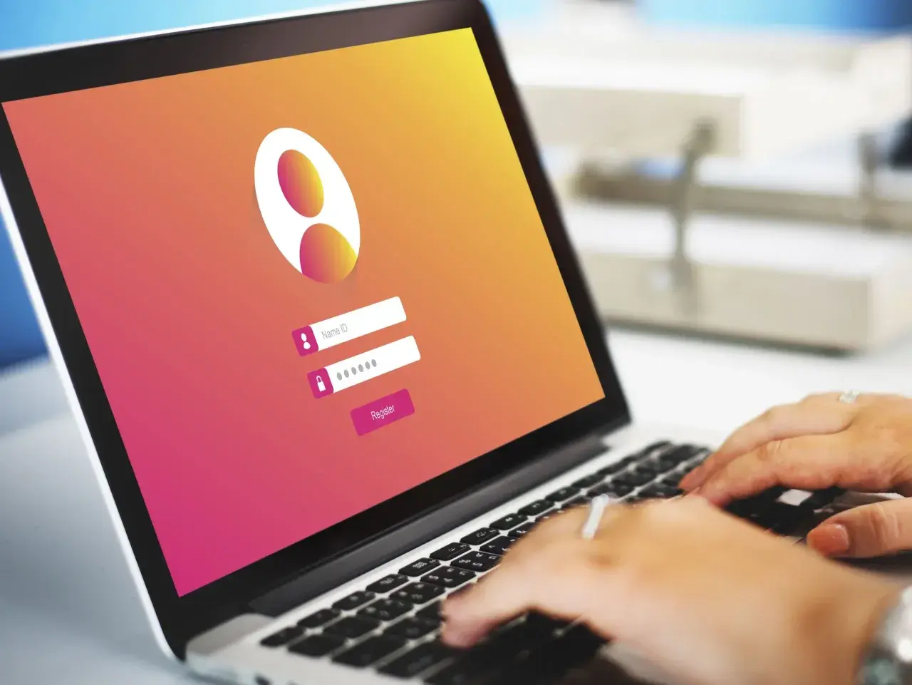 Laptop con pantalla de inicio de sesión. Se ve un campo para "Name ID" y otro para contraseña, con un botón "Register". La interfaz parece ser una firma digital en Google Chrome.