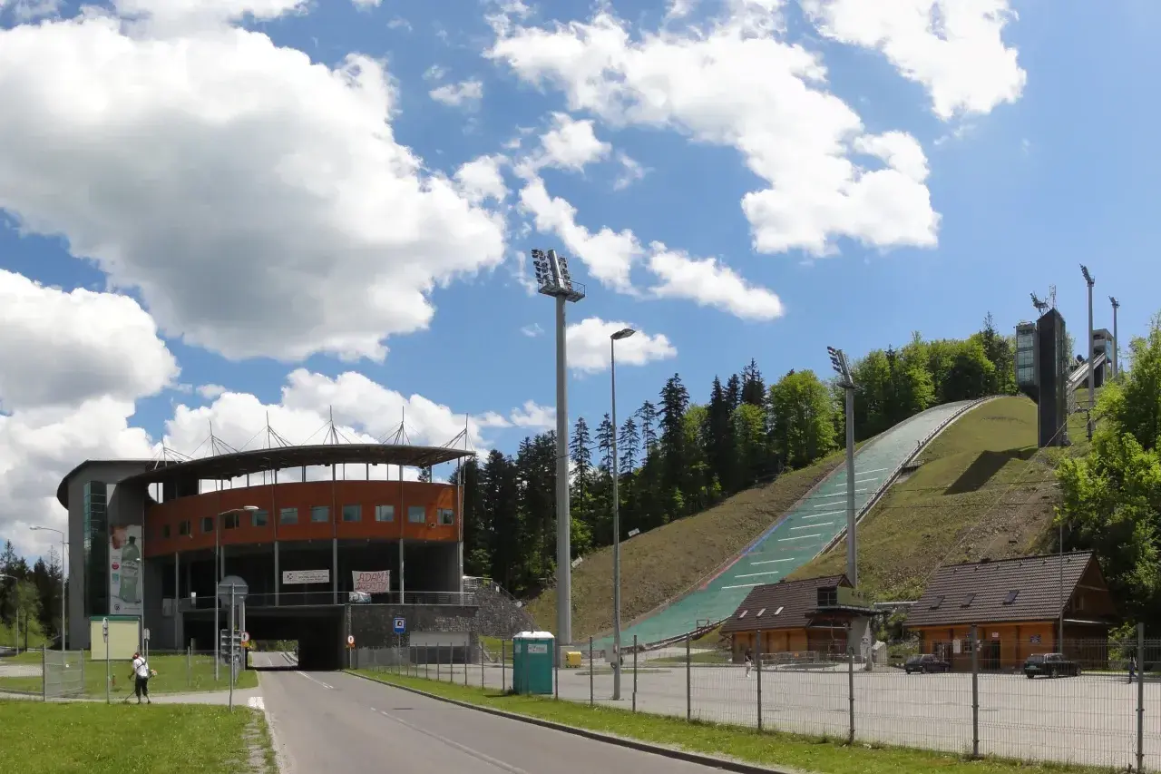 Wisła: skocznia narciarska i nowoczesny kompleks sportowy. Zwiedzanie tego miejsca to świetny pomysł na aktywny wypoczynek.