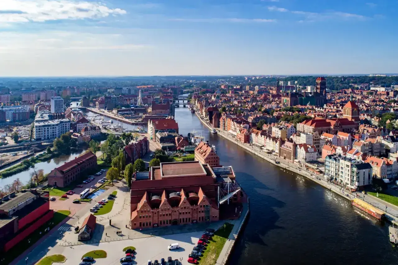 Gdańsk z lotu ptaka: Motława, Stare Miasto i Żuraw to miejsca, co warto zobaczyć w Gdańsku.