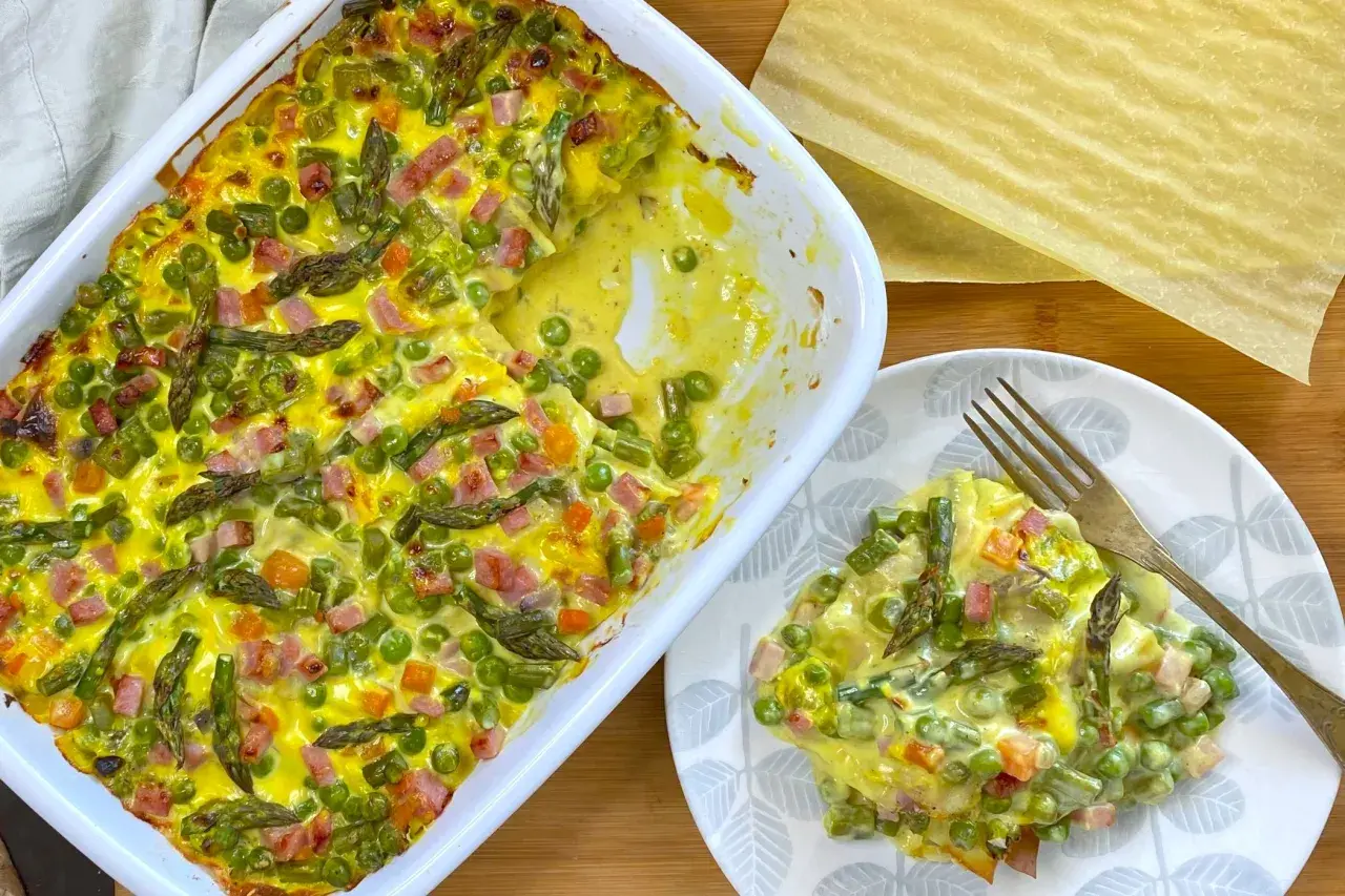 Lasagne primavera con asparagi, piselli e prosciutto cotto, un piatto colorato e gustoso.