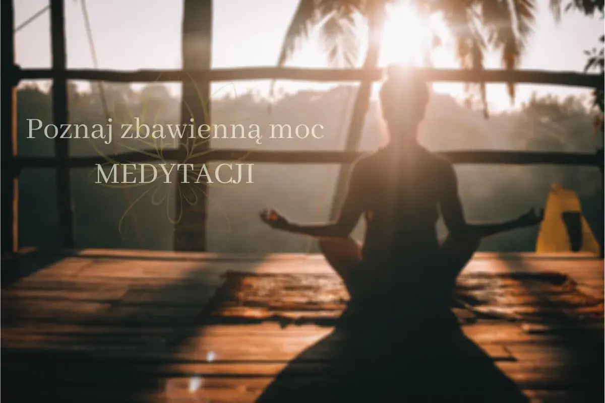 Sylwetka osoby medytującej o wschodzie słońca. Poznaj zbawienną moc medytacji.