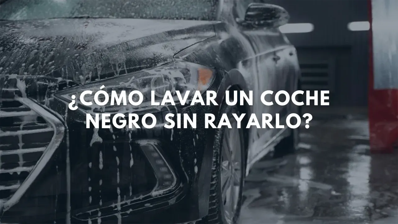 ¿Cómo lavar un coche negro en casa sin rayarlo? El coche está cubierto de espuma, listo para un lavado seguro.