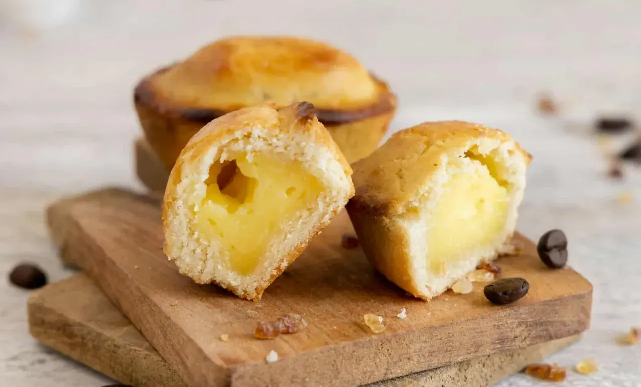 Pasticciotti leccesi, dolci tipici da provare a Lecce, con ripieno cremoso alla crema pasticcera.