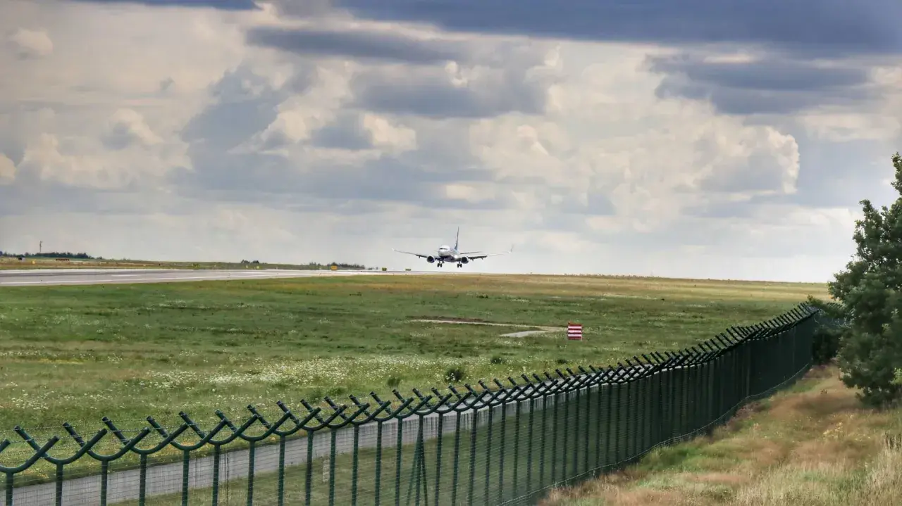 Samolot ląduje na pasie startowym. Widok z tarasu widokowego lotnisko Gdańsk.