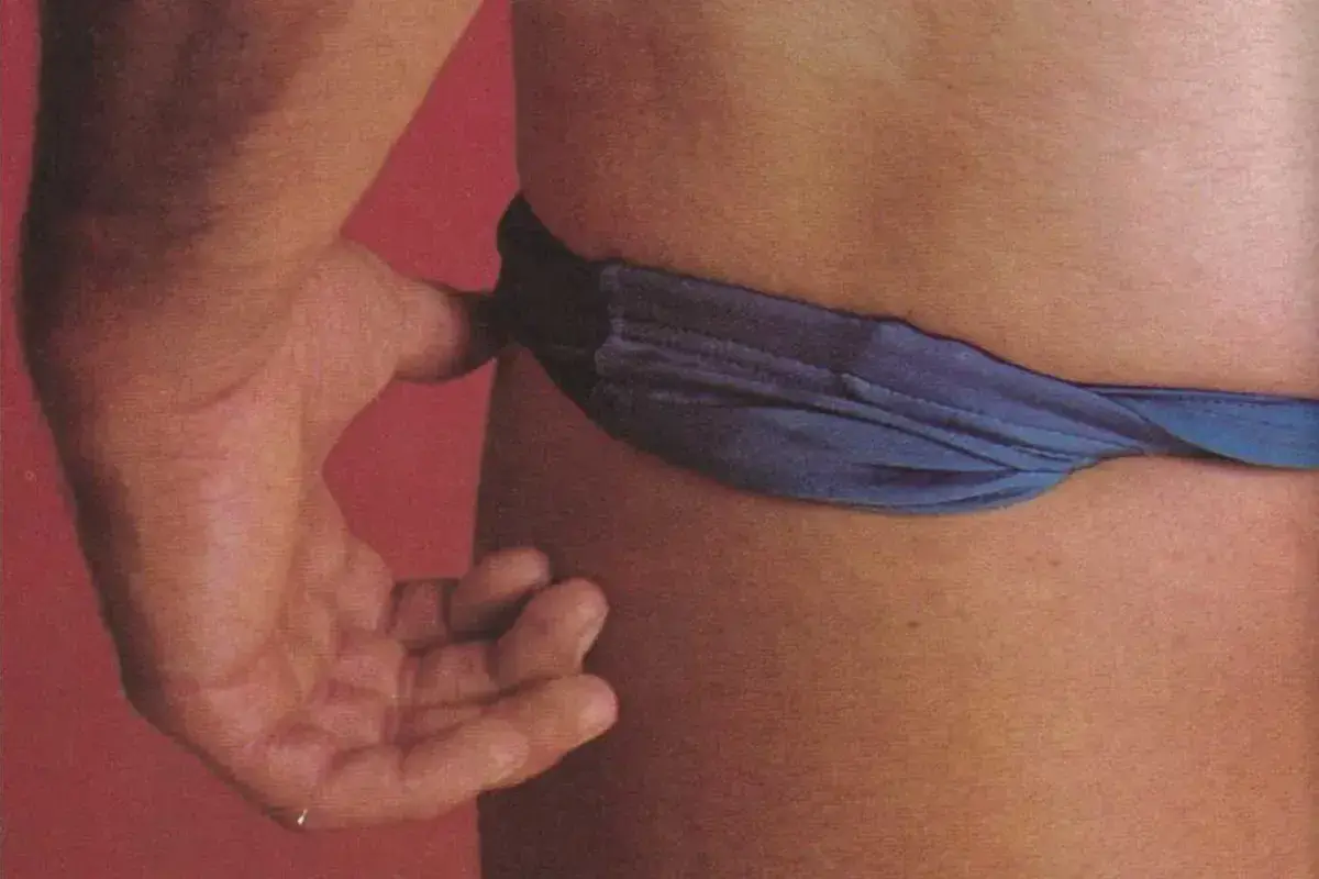Mano che stringe un laccio blu, evocando il kink significato di piacere e trasgressione.