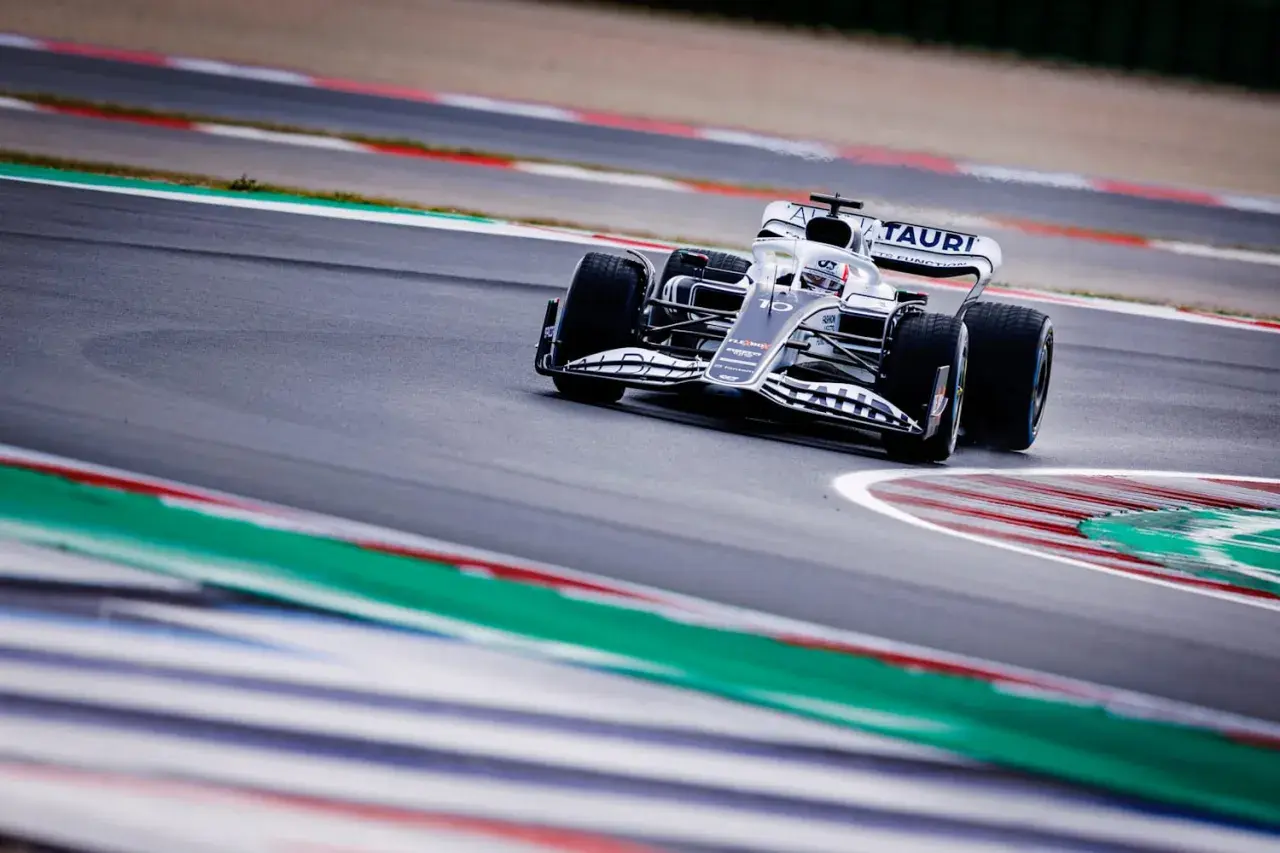 Formel 1 Rennwagen auf der Strecke, der die Kraft und Geschwindigkeit der g-Kraft-Formel 1 demonstriert.