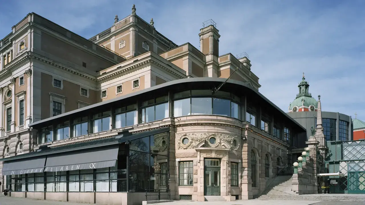 Operakällaren, en del av scenkonstmuseet, med sin eleganta restaurang och imponerande arkitektur.