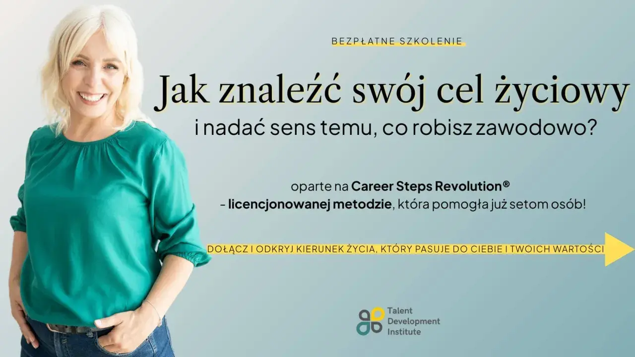 Uśmiechnięta kobieta zaprasza na szkolenie o odnajdywaniu celu w życiu i nadawaniu sensu pracy. Odkryj kierunek życia dopasowany do Ciebie!