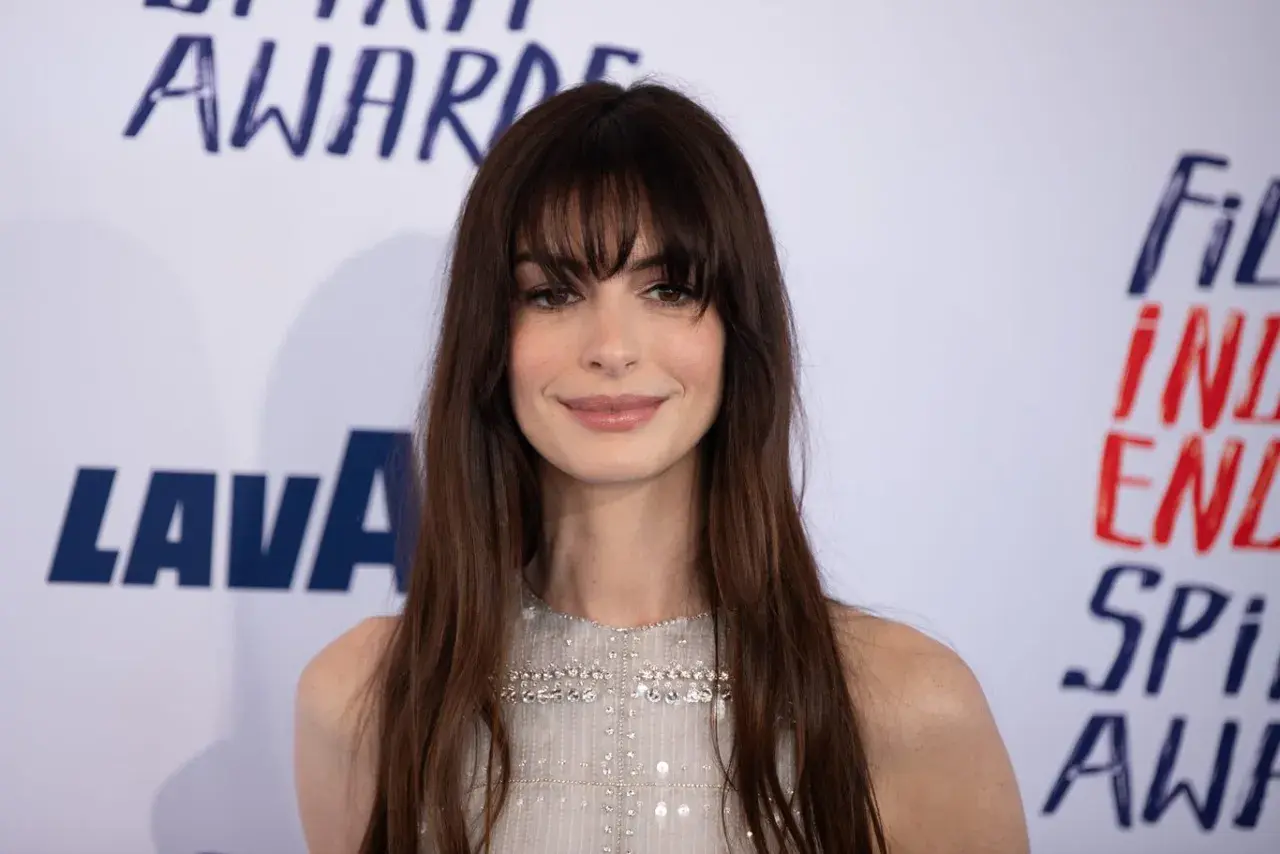 Anne Hathaway, marząc o przyszłości swoich dzieci, błyszczy na czerwonym dywanie.